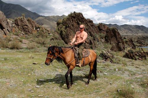 İlginç tavırlarıyla medyanın ilgi odağında bulunan Rusya Başbakanı Vladimir Putin, 3 Ağustos gününü de yine çok ilginç bir aktiviteye ayırdı. Baykal Gölü çevresinde atıyla ve ilginç kostümüyle gezintiye çıkan Putin, maço imajını altını bir kez daha çizdi. (REUTERS/RIA Novosti/Pool/Alexei Druzhinin)