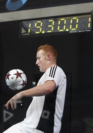 Tam 19 saat 30 dakika top sektiren İngiliz Dan Magness, Guinness Rekorlar Kitabına girdi