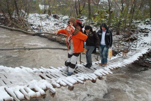 KOCAELİ'NİN GÖLCÜK İLÇESİNDE, BİR MAHALLEDE YAŞAYAN ÖĞRENCİLER, OKULA GİTMEK İÇİN HER GÜN ÖLÜM KÖPRÜSÜNDEN GEÇMEK ZORUNDA KALIYOR. MAHALLE SAKİNLERİNİN MEDENİYET İLE TEK BAĞLANTILARI; DERME ÇATMA YAPILMIŞ BİR KÖPRÜ. FOTOĞRAF: GÖKHAN AYAR