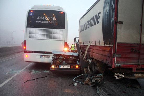 Sakarya'nın Erenler ilçesinden çaldığı otomobille polisten kaçan bir kişi, Kocaeli'nde kırmızı ışıkta bekleyen yolcu otobüsü ile kamyona çarptı. Parçalanan otomobilden yaralı kurtulan oto hırsızı, kaçmaya çalışırken polis tarafından yakalandı.