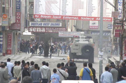 Terörist başı Abdullah Öcalan'ın yakalanışının yıldönümü nedeniyle Doğu ve Güneydoğu illerinde PKK yandaşları kenpnek açmadı, açtırmadı. Yapılan eylmelere polis müdahale ederken çocuklar yine ön plandaydı