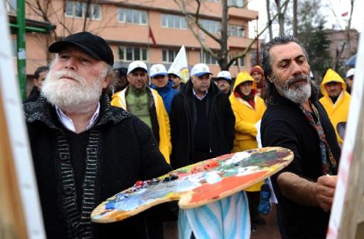 Ressamlar, 27 Şubat'ın ''Dünya Ressamlar Günü'' olarak kutlanması için yağmur altında resim yaptı.