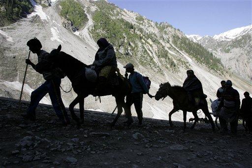 Hindular her yıl deniz seviyesinden 14.500 feet (4420 metre) yükseklikteki mağaraya çileli bir yolculuk yaparak hacı oluyor. Şri Amarnath Tapınağı Hindu inancına göre Tanrıları Kral Şivanın yeniden dirileceği mekan.