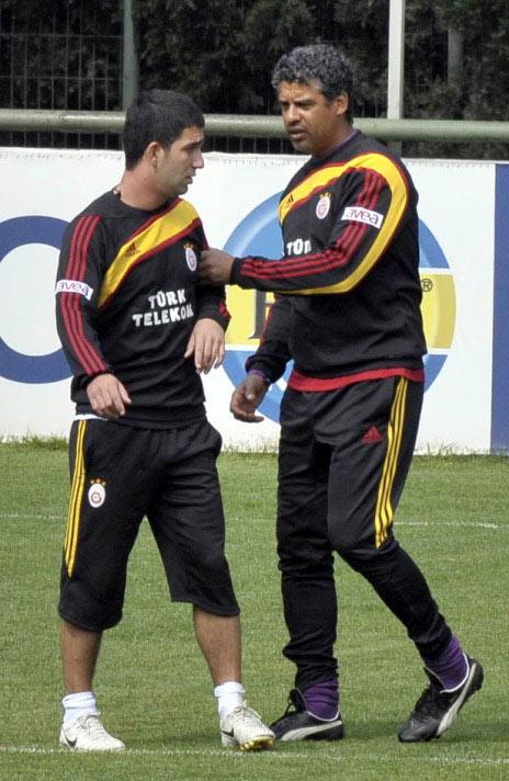 Olduk&ccedil;a neşeli başlayan &ccedil;alışmanın 5'e 2 pas b&ouml;l&uuml;m&uuml;nde birbirlerine sert giren kaptan Arda Turan ile Caner Erkin arasındaki tartışma bir anda kavgaya d&ouml;n&uuml;şt&uuml;.