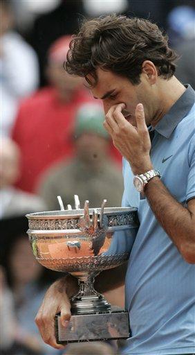 Roland Garros'u hiç kazanamamış 13 Grand Slam şampiyonu Roger Federer, hayatının en büyük hayalini gerçekleştirip daha önce 3 kez finalde Nadal'a yenildiği Fransa Açık'ta şampiyon oldu...