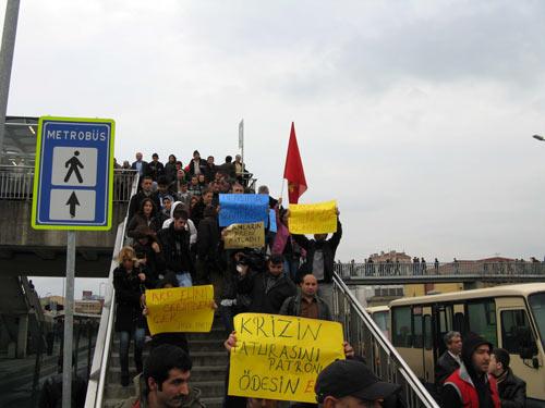 Metrobüs ücretlerine yapılan ve bugünden itibaren geçerli olan yüzde 33'lük zam, bir grup tarafından protesto edildi. Avcılar Metrobüs durağında açıklama yapan eylemciler, fahiş zammın derhal geri çekilmesini istedi.