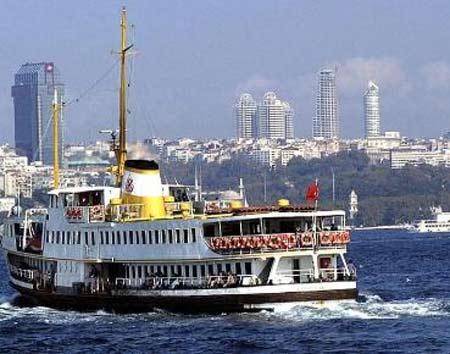 1 Nisan 2006... İstanbul'da Moda vapuruyla Kadıköy'den Beşiktaş'a giden Murat Alas, Üzerinde bomba olduğunu söyledi. Şakacı, vapur iskeleye yaklaşınca gözaltına alındı ve 2 Nisanda tutuklandı. Saruhanlı'da yaşayan Murat Alas hakkında, İstanbul 8. Asliye Ceza Mahkemesinde, Halk arasında korku ve panik yaratma iddiasıyla dava açıldı. 15 ay hapis cezasına çarptırılan Alas, mahkemenin kendisi hakkında verdiği 15 ay hapis cezası kararını 2006 yılının Ekim ayında Yargıtay Cumhuriyet Başsavcılığına temyize gönderdi, ancak Yargıtay bu talebi reddetti.