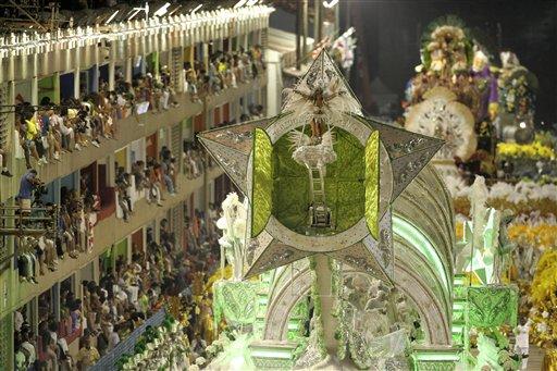 Karnavallar ülkesi Brezilya'nın en meşhur ve dünya çapında ünlü karnavalı Rio'da birbirinden renkli görüntüler ve büyük coşku yaşanıyor.