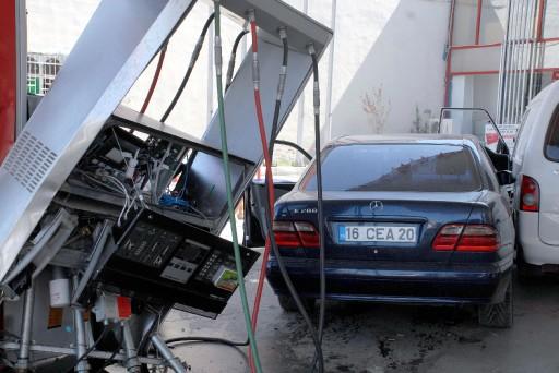 Bursa'da aşırı hızla akaryakıt istasyonuna giren otomobil, ilk önce bir minibüse ardından benzin pompasına çarptı. Kazada minibüs sürücüsü ile pompacı yaralandı.