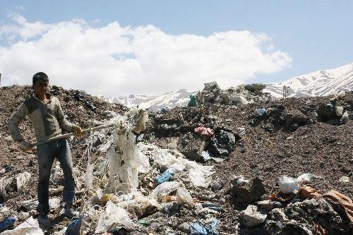 Van Gevaş Belediyesi, içinde tıbbi atıkların da bulunduğu ilçe çöpünün bir kısmını Van Gölü'nün 100 metre yakınındaki kıyıya döküyor. Gevaş halkı, belediyenin gölün kıyısına çöp dökmesine tepki gösteriyor.