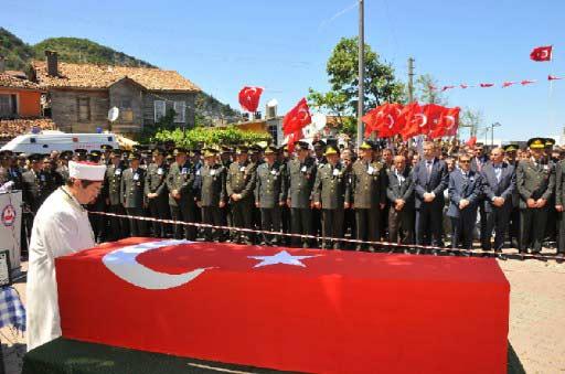 Terhis olmasına 58 gün kala şehit olan Er Adil Yıldız'ın cenazesi, memleketi Kastamonu'nun Doğanyurt ilçesine bağlı Baldıran köyünde toprağa verildi.