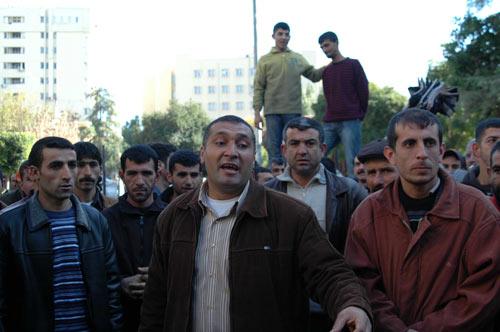 Adana Atık Toplayıcılar Yardımlaşma ve Dayanışma Derneği (ATYD) üyeleri, "Hakkımızı istiyoruz" diyerek eylem düzenledi.
