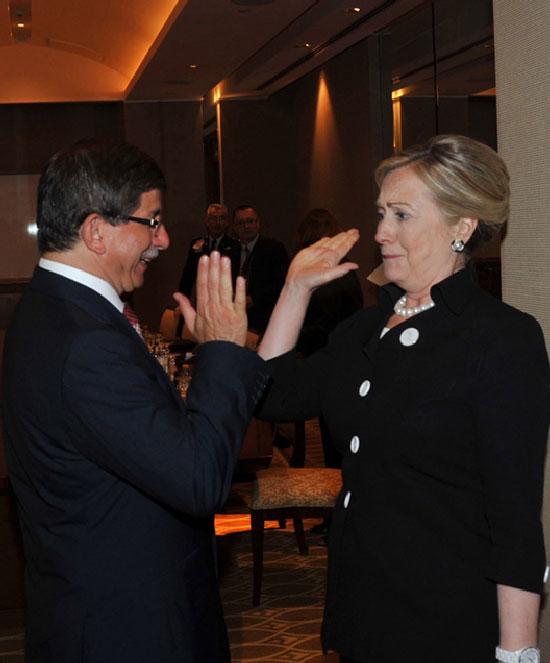 BAE'de Libya zirvesine katılan Dışişleri Bakanı Davutoğlu, ABD Dışişleri Bakanı Clinton ile görüştü. Clinton, yeni torun mutluluğunu paylaşan Davutoğlu'nu 'çak' yaparak kutladı.