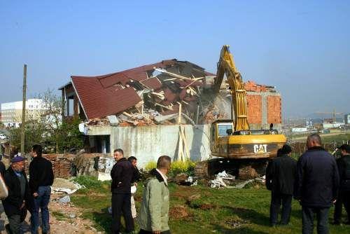 Sultanbeyli'de yaklaşık 50 gecekonduyu yıkmak için gelen yıkım ekipleri ile gecekondu sahipleri arasında kavga çıktı. Yıkım sırasında objektiflere yansıyan kareler insanın kanını dondurdu: