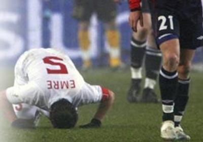 MACARİSTAN MAÇINDA YAPTIĞI EL HAREKETİ YÜZÜNDEN ELEŞTİRİLEN EMRE'NİN, NORVEÇ'E ATTIĞI GOL SONRASI YAPTIĞI HAREKET DE TARTIŞMA KONUSU OLMUŞTU