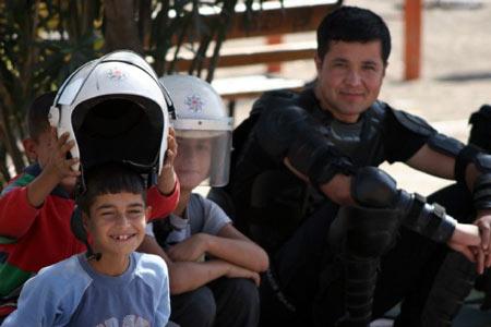 Adana'da dün korsan gösteri sırasında polislere taş atan çocuklar ile robocop polisler bugün futbol maçı yaptı.