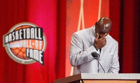Basketbolun efsane ismi Michael Jordan Naismith Memorial Basketball Hall of Famee kabul töreninde oldukça duygusal anlar yaşadı.