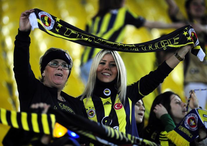 Süper Lig'in 31. haftasında Kadıköy Şükrü Saracoğlu Stadı'nda oynanan Fenerbahçe-Galatasaray maçında sahaya atılan yabancı maddelerden birisi Fatih Terim'in başına isabet etmiş, tecrübeli hoca da kaşının olduğu bölgeye yara bandı sarmıştı.