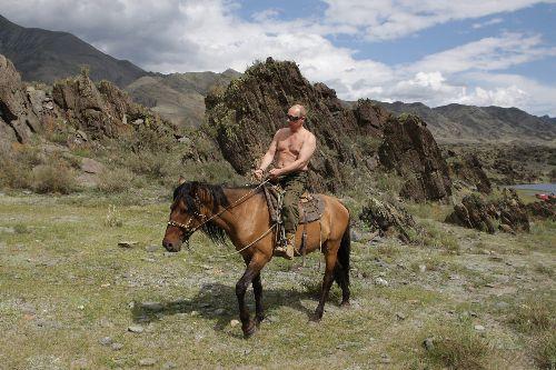 Baykal Gölü'ne mini denizaltıyla dalan, balinanın sırtına verici takan Rusya Başbakanı Vladimir Putin, Türkiye ziyareti öncesi Sibirya'da da şov yaptı. İşte Putin'in Sibirya'ya maceraları