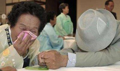 Güney ve Kuzey Kore'de yaklaşık 60 yıldır birbirlerini görmeden yaşayan aileler sınırda buluşmanın heyecanını yaşadı. Kimisi 90 yaşını geçmiş 97 kişilik Güney Koreli grubun sınırdaki buluşması duygusal görüntülere sahne oldu.