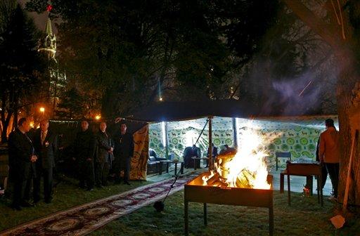 Kaddafi'nin çadırında çay keyfi