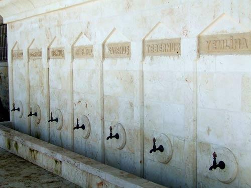 Ashab-ı Keyf yani Yedi Uyurlar'ın adını taşıyan caminin şadırvanında 7 musluk ve 7 isim var