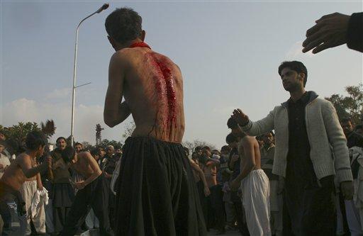 Pakistan'da kanlı kerbela matemi