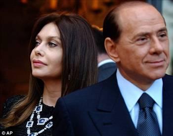 2008 yılında, bir Rusya gezisi sırasında, ABD Başkanı Barack Obama i&ccedil;in, Bronzlaşmış bir lider tanımını kullanan Berlusconi; &uuml;lkesindeki bir depremden sonra evsiz kalan felaketzedeler i&ccedil;inse, Kamp yaptıklarını hayal etsinler demişti.