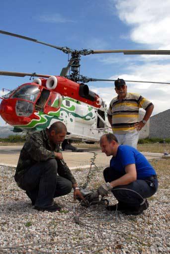 Geyik Barajı'na düşen yangın helikopterindeki 3 Ukraynalı yüzerek kıyıya çıktı ancak Orman Genel müdürlüğü personeli 2 kişiye ulaşılamadı. Kaza sonrası objetiflere bu görüntüler yansıdı.