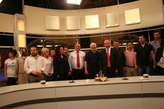 2 Haziran 2008'de yayın hayatına başlayan ÜLKE TV bugün 1 yaşını doldurdu. Kanalın haber merkezinde pasta kesilerek kutlama düzenlendi.