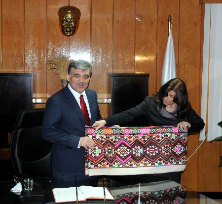 Cumhurbaşkanı Abdullah Gül, Tunceli'de coşkuyla karşılandı. Vatandaşlarla sohbet eden ve tek tek hal hatır sorarak kucaklaşan Gül, 'Sen hoşgeldin Sayın Cumhurbaşkanım, başımızın üstünde yerin var'' yazılı dövizlerle karşılandı.