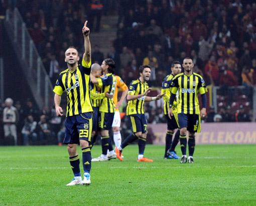 Sarı-lacivertliler, 57 puan ve averajla lider girdikleri 26. haftada Ali Sami Yen Spor Kompleksi Türk Telekom Arena'daki derbiden 3 puanla ayrılarak, zirvedeki ısrarını sürdürdü.