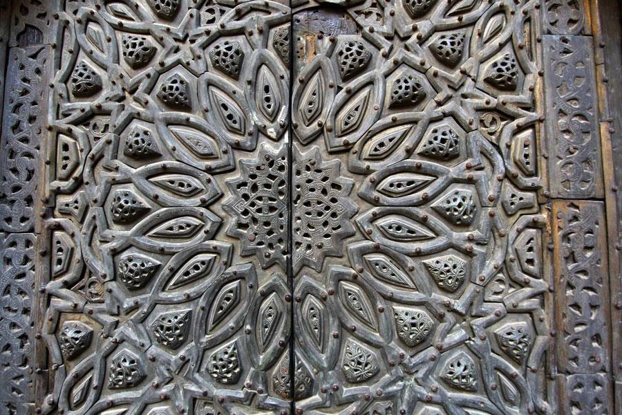 KAHIRE KALESININ YANI BASINA MEMLIKLILER DONEMINDE INSA EDILEN SULTAN HASAN CAMISIDE ICERISINDE 4 MESHEBE AIT MEDRESELERI GORMEK MUMKUN. SAFI,MALIKI,HANEFI VE HANBELI OKULLARI YANYANA CAMI ICERISINDE YER ALIYOR.