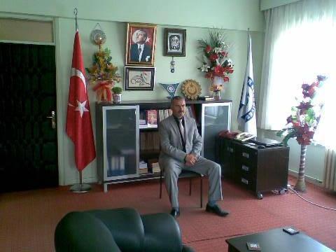 Yozgatın Çandır Belediye Başkanı Ahmet Eroğluunn makam koltuğunu ve masasını belediyenin ödeyemediği kömür parasına karşılık olarak haczedildi.