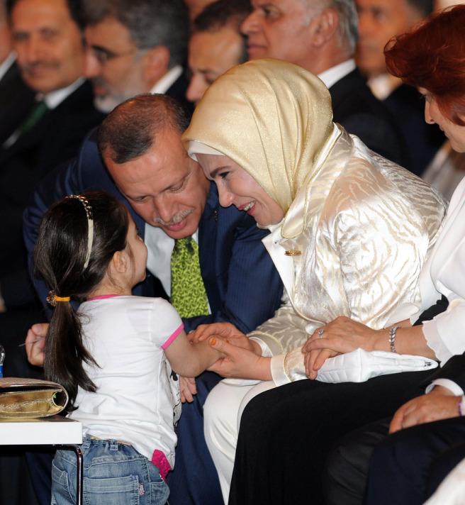 Bu ülkenin kapılarının dostluk, kardeşlik, barış ve dayanışma için ardına kadar açık olduğunu ülkelerinizdeki herkese gösterin. Değil mi ki aynı dili konuşuyoruz, demek ki hepimiz gönlümüzden, yüreğimizden konuşuyoruz. Gürcistanlı kızımızı dinlerken işte orada ben tabandan tavana yükseldim. Akif'i bu kadar güzel dile getirebilirdi. Öyleyse biz hepimiz aynı ufka bakıyor, aynı özlemleri, aynı heyecanları, aynı hasreti paylaşıyoruz. Her birimiz barış dolu, refah dolu, özgür bir dünyanın özlemiyle yanıp tutuşuyoruz. Dilimiz, dinlerimiz, yüreklerimiz inşallah bizi o dünyaya ulaştıracaktır. Aşk üzerinde inşa ettiğimiz dilimiz, sözcükleri sevgi olan lisanımız, umuyorum ki geleceği daha aydınlık kılacaktır.''
Bu organizasyonu yapanlara, Türk okullarına, yöneticilerine ve öğretmenlerine teşekkür eden Erdoğan, 9. Türkçe Olimpiyatları'nın tüm insanlık ve Türk milleti için hayra vesile olmasını diledi.