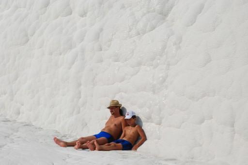 PAMUKKALE'DE, YABANCI TURISTLER KENDINI DENIZDE HISSEDER GIBI MAYOLARIYLA SULARIN ICINE GIRIP UZANMAYI, TURK TURISTLER ISE DAHA COK BEYAZ TRAVERTENLER UZERINDE GEZINTI YAPMAYI TERCIH EDIYOR