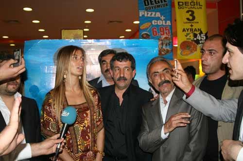Saddamın Askerleri filminin Batman'da yapılan galasına Yönetmen-yapımcı ve oyuncu Gani Rüzgar Şavata, başrol oyuncusu Tuba Özay ile diğer oyuncular tam kadro katıldı.