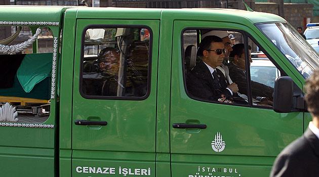 Başbakan Erdoğan'ın annesi Tenzile Erdoğan'ın naaşı Karacaahmet Mezarlığında toprağa verildi.