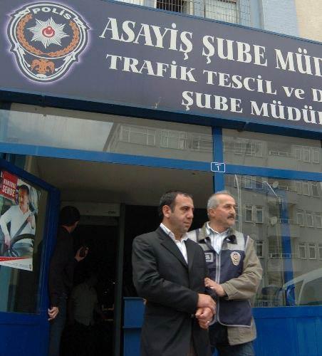 Kocaeli Emniyet Müdürlüğü ekipleri, Kayra Turizm isimli şirketi mercek altına aldı. Çok sayıda kişinin de şikayetçi olması üzerine şirket yetkilileri İ.A, S.K ve S.K isimli zanlılar gözaltına alındı.