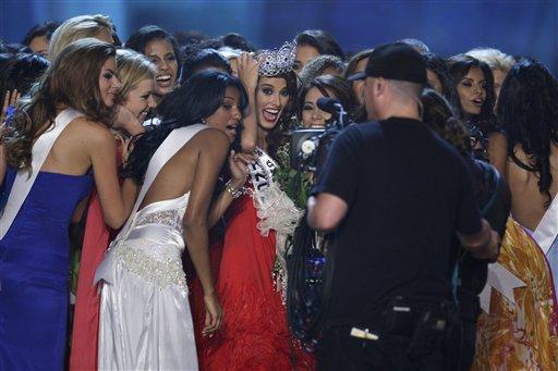 Venezuela güzeli Stefania Fernandez, 2009 Kainat Güzeli seçildi.