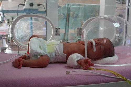 Zonguldak'ta ikiz bebek bekleyen çift, doğum sırasında sürpriz yaşadı. Doktorları, üçüncü bebeği fark edince hem aile hem de doktorlar "Dört-dört" diye ritim tuttu.