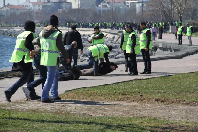 Kazlıçeşme Meydanı yakınına Yedikule tarafından gelen grubun önü, cadde üzerinde barikat kuran emniyet görevlilerince kesildi.