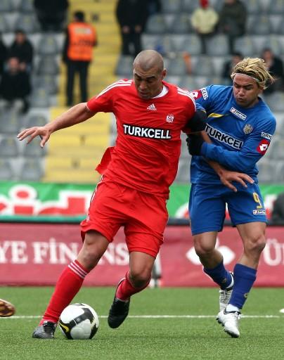 Lider Sivaspor Teknik direktörleri Bülent Uygun'un cezalı olduğu için başlarında olmadığı maçta zorlu Ankaragücü deplasmanından 3 puanı 2 golle çıkartamayı başardı ve ard arda 10. hafta liderlik koltuğundan inmemiş oldu.