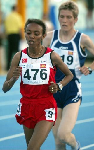 Türk atletizminin altın ismi Elvan kalitesini yine konuşturdu. 16. Akdeniz Oyunları'nda milli atlet Elvan Abeylegesse, 10 bin metrede rahat bir koşuyla altın madalyaya ulaştı.