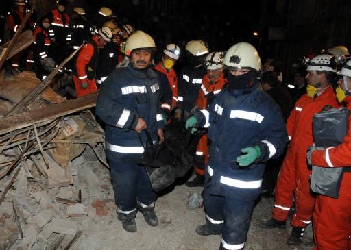 Fatih'te içinde 1 kişinin yaşadığı belirtilen 3 katlı bina çöktü. Bina enkazından bir ceset çıkartıldı. Paniğe kapılan çevre bina sakinleri evlerini boşaldı. 16 kadar insan faciadan kılpayı kurtuldu