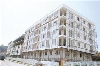 MERİDYEN EVLERİ
Evko İnşaat ile Meot Yapının İstanbul Pendik Gözdağında inşa ettiği Meridyen Evlerinde 45 ile 195 m2 arasında 1+1, 2+1, 3+1 ve 4+1 daire seçenekleri bulunuyor. 4 bin 200 m2 arazi üzerinde 5 blokta 137 daireden oluşan projede, fiyatlar 60 bin ile 200 bin lira arasında değişiyor. Firma, yüzde 30 peşinat ve aylık yüzde 1 faiz oranıyla 60 aya kadar vade imkanı sunuyor. Kapalı ve açık otoparkların bulunduğu projede, yeşil alanlar ve 24 saat kameralı güvenlik hizmeti sunuluyor.
Web: www.meridyenevleri.com
Tel: 0216 379 20 35