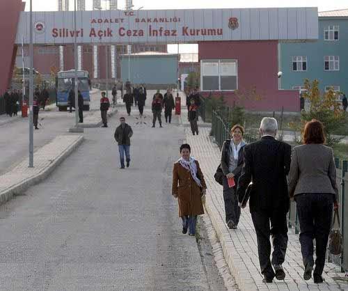 "Ergenekon" davasının görüldüğü Silivri Ceza Ve İnfaz Kurumları Yerleşkesi'ne ulusalcılar tam anlamıyla çıkarma yaptı.
