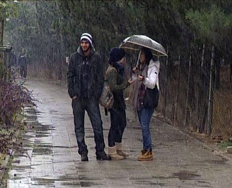 Ankaralılar, güne kar yağışıyla uyandı.