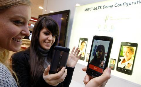 1 GHz'lik çift çekirdekli işlemci, 4.3 inçlik dokunmatik ekran, HDMI desteği, Android 2.2 Froyo işletim sistemi LG Optimus 3D'nin diğer temel özellikleri arasında.