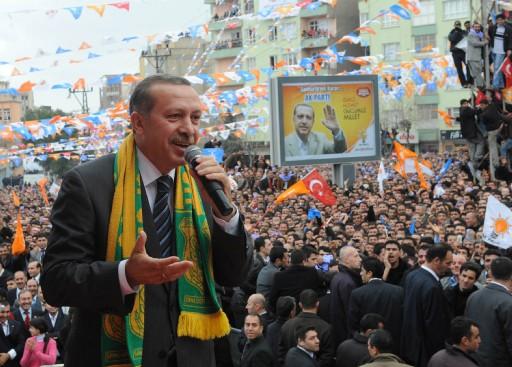 AK Parti Genel Başkanı ve Başbakan Recep Tayyip Erdoğan'ın Şanlıurfa mitinginde izdiham yaşandı. Erdoğan, aşırı kalabalıktan dolayı Şanlıurfa'daki miting alanına giremedi